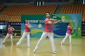 旭旭宝宝连麦老同事，直播间共赏八美齐跳扫腿舞，网友：过年了！